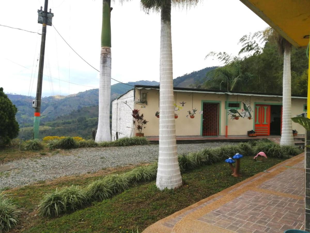 Finca Turistica Santa Clara Hostel Calarca Bagian luar foto